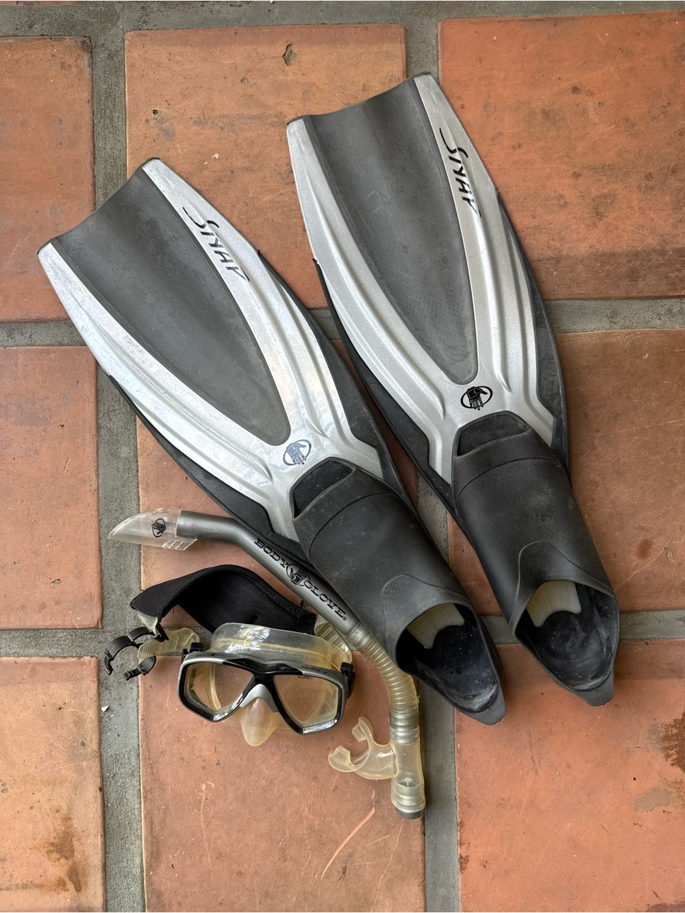 Body Glove Men’s Black and Silver Swim Fins with Black Snorkel Mask Set